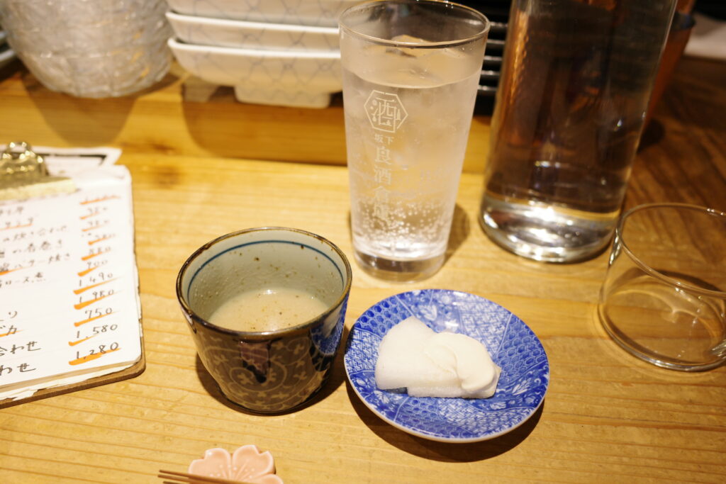 アテは温かいきのこのポタージュから