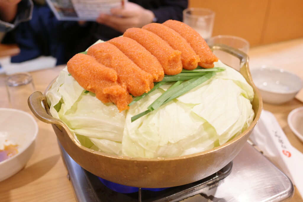 山のように明太子が乗った「かねふく明太もつ鍋」