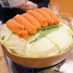 山のように明太子が乗った「かねふく明太もつ鍋」